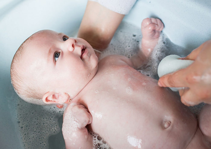 Jak i kiedy wykonać pierwszą kąpiel noworodka?