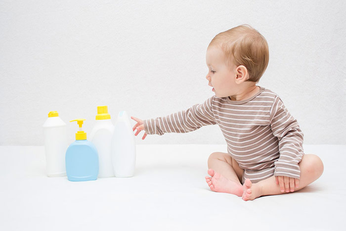 Jak kąpać małe dziecko? Wskazówki i kosmetyki