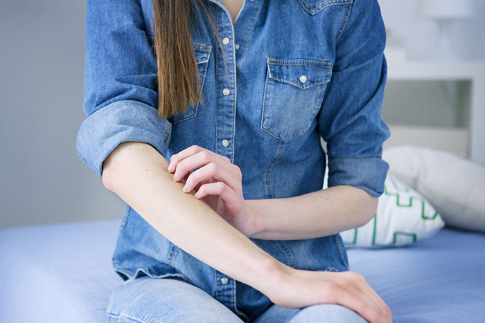 Atopowe zapalenie skóry – jak myć i dbać o skórę z AZS?