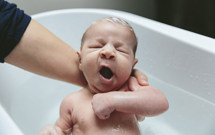 Mycie główki noworodka – jak dobrać odpowiednie preparaty?