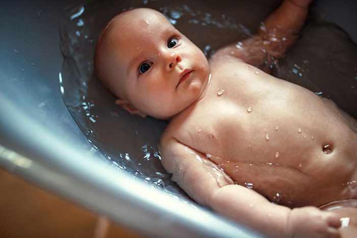 Pierwsze mycie główki dziecka – wskazówki. Jakie preparaty wybrać?