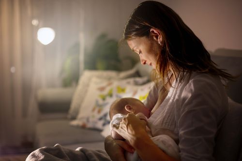 mama karmi dziecko piersią przed snem