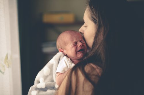 mama trzyma plączące dziecko