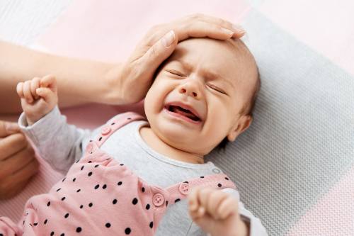 mama uspokaja plączące dziecko
