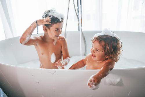 dzieci myj się w wannie